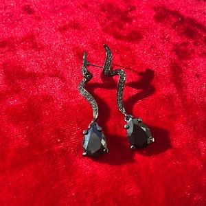 Black dangled earrings!🖤